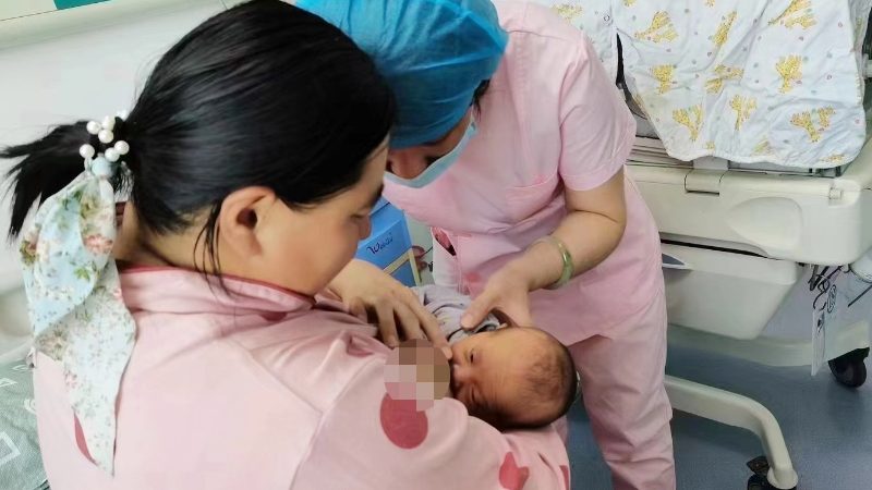 小标题：母乳喂养的重要性